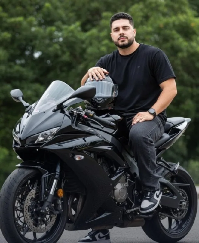 Crie uma imagem minha [foto enviada em anexo] um retrato ultra-realista. Eu estou sentado em uma