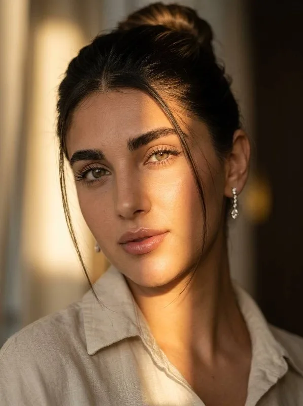 > با استفاده از عکس رفرنس به‌عنوان مرجع اصلی، یک پرتره کلوزآپ فوتورئال، ظریف و سینمایی