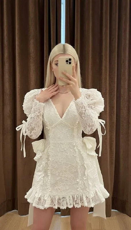 Фотореалистичное fashion mirror selfie перед плотными коричневыми шторами. На девушке дизайнерское молочно-белое мини-платье в стиле couture: