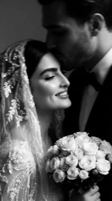 بدون تغییر ویژگی‌های صورت و با استفاده از تصویر های مرجع ، انطباق چهره با مرجع،